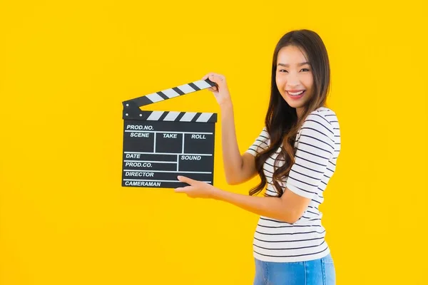 Porträtt Vacker Ung Asiatisk Kvinna Visa Clapper Film Styrelse Gul — Stockfoto