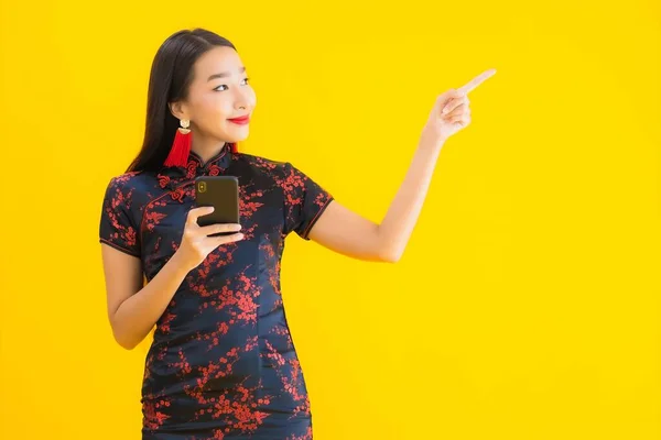 Πορτρέτο Όμορφη Νεαρή Ασιατική Γυναίκα Φορούν Κινέζικο Φόρεμα Χρησιμοποιούν Έξυπνο — Φωτογραφία Αρχείου