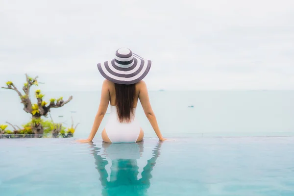 Retrato Bonito Jovem Asiático Mulher Sorriso Relaxar Lazer Redor Piscina — Fotografia de Stock