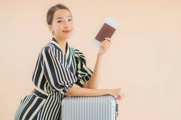 茶色の背景に荷物袋のパスポートと飛行機のチケットを持つ肖像画の美しい若いアジアの女性 — ストック写真