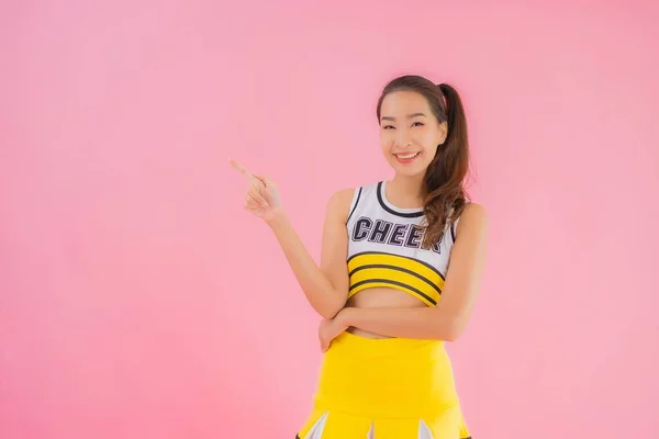 Retrato Bonito Jovem Asiático Mulher Cheerleader Rosa Isolado Fundo — Fotografia de Stock