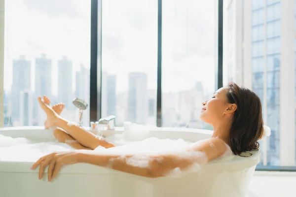 Портрет Красивая Молодая Азиатская Женщина Расслабиться Досуг Ванной Украшения Ванной — стоковое фото
