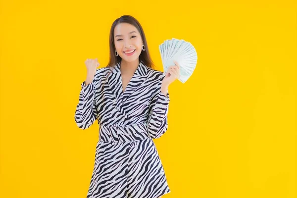Portrét Krásná Mladá Asijská Žena Velkým Množstvím Peněz Peněz Žlutém — Stock fotografie