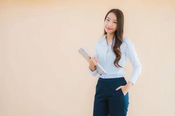 Portret Mooie Jonge Aziatische Vrouw Met Computer Laptop Voor Werk — Stockfoto