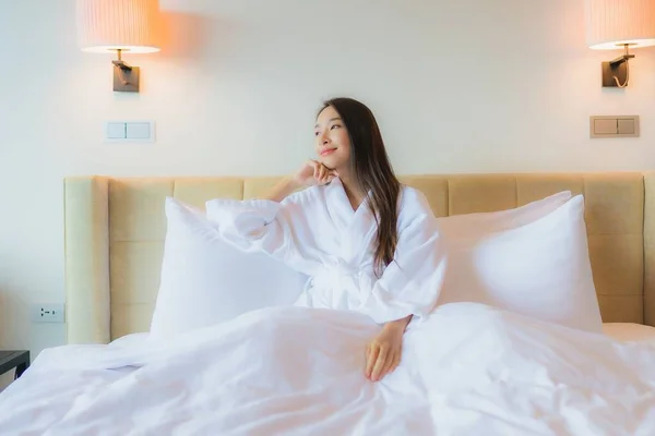 Porträt Schöne Junge Asiatin Bett Mit Smartphone Schlafzimmer — Stockfoto