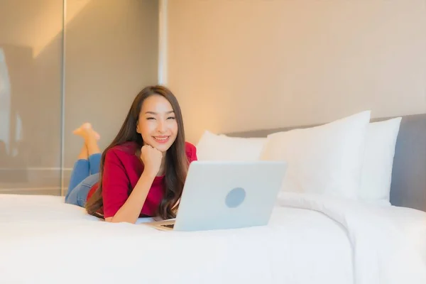 Retrato Hermosa Joven Mujer Asiática Uso Ordenador Portátil Cama Interior — Foto de Stock