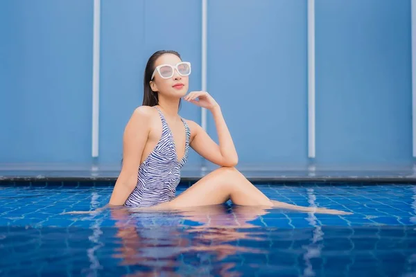 Retrato Bonito Jovem Asiático Mulher Relaxar Sorriso Redor Piscina Livre — Fotografia de Stock