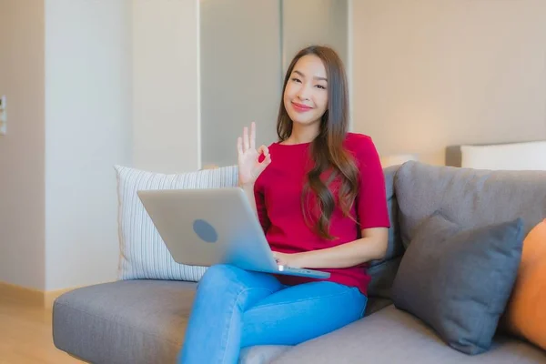 Portret Mooie Jonge Aziatische Vrouw Gebruik Laptop Computer Bank Woonkamer — Stockfoto