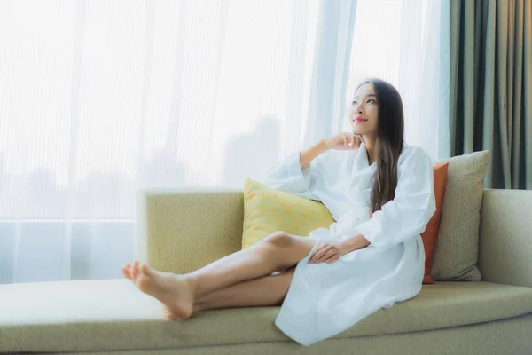 Retrato Bonito Jovem Asiático Mulher Sorriso Relaxar Sofá Área Estar — Fotografia de Stock
