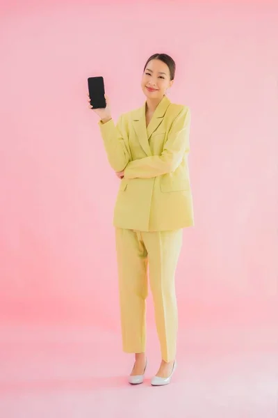 Πορτρέτο Όμορφη Νεαρή Ασιατική Επιχειρηματική Γυναίκα Χρησιμοποιούν Έξυπνο Κινητό Τηλέφωνο — Φωτογραφία Αρχείου
