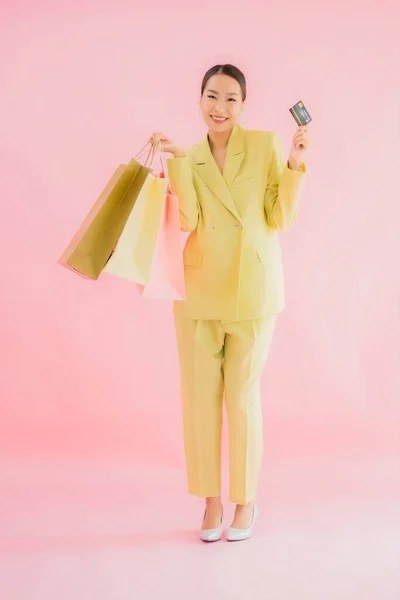 천연색 배경에 쇼핑백을 가지고 아름다운 아시아 사업가의 — 스톡 사진
