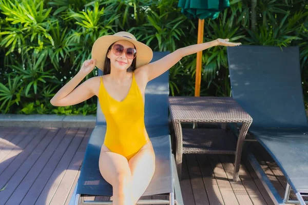 亚洲年轻貌美的女子在酒店度假胜地的室外游泳池边欢快地笑着度假 — 图库照片