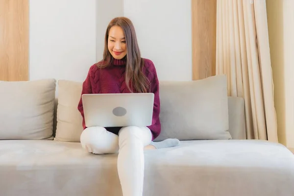 Portret Mooie Jonge Aziatische Vrouw Gebruik Computer Laptop Bank Woonkamer — Stockfoto