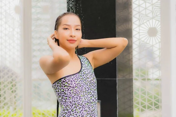 Retrato Bonito Jovem Asiático Mulher Tomar Banho Redor Piscina Livre — Fotografia de Stock