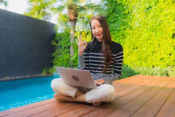 Portrait Young Asian Woman Using Laptop Computer Outdoor Swimming Pool — Stock Photo, Image