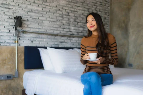 Junge Asiatische Frau Mit Kaffeetasse Auf Bett Schlafzimmer — Stockfoto