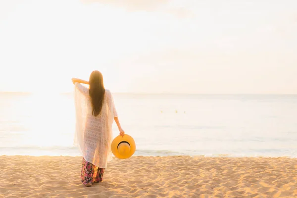 Retrato Bonito Jovem Asiático Mulheres Feliz Sorriso Relaxar Redor Praia — Fotografia de Stock