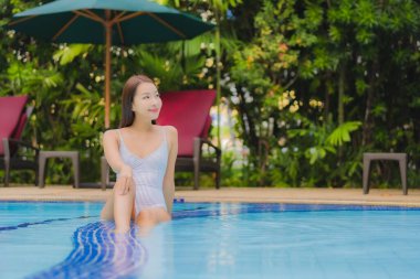 Güzel bir Asyalı kadın portresi. Rahatına bak. Rahatına bak.