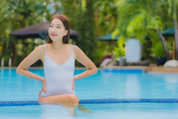 Güzel bir Asyalı kadın portresi. Rahatına bak. Rahatına bak.