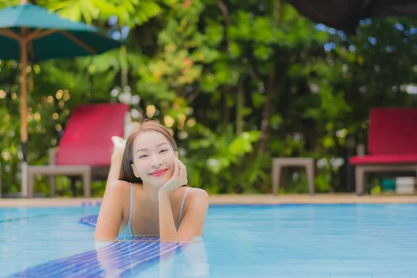 Retrato Hermosa Joven Asiática Mujer Disfrutar Relajarse Sonrisa Ocio Alrededor —  Fotos de Stock