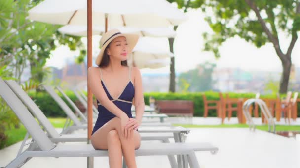 Footage Beautiful Asian Woman Relaxing Pool Hotel — Stock Video