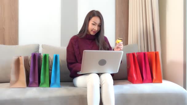 Záběry Krásné Mladé Asijské Ženy Pracující Notebookem Doma — Stock video