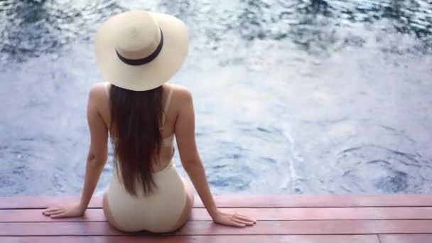 Filmati Una Bella Donna Asiatica Che Rilassa Piscina Hotel — Video Stock