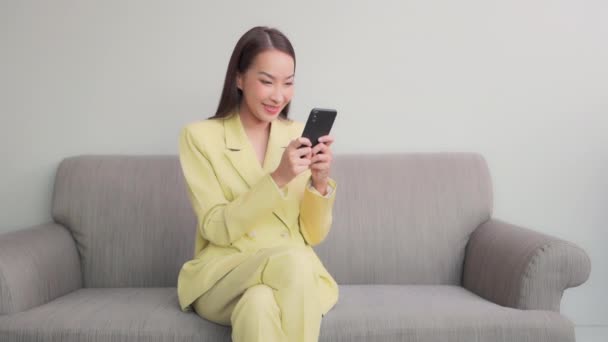 Bilder Vackra Unga Asiatiska Kvinna Som Använder Smartphone Hemma — Stockvideo