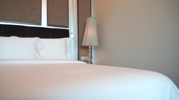 ホテルの豪華な家具付きベッドルームの映像 — ストック動画