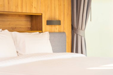 Yatak odasının iç tarafındaki yastıkta lamba var.