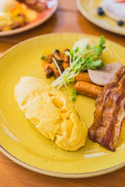 Kahvaltıda sosisli, sebzeli jambonlu omlet.