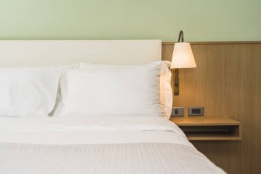 Yatak odasının iç dekorasyonunda beyaz rahat yastık.