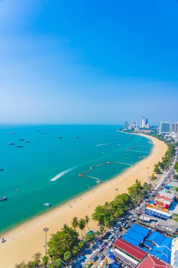 Beyaz bulut mavi gökyüzü ve Tayland 'ın Pattaya şehrindeki mimari yapı çevresindeki güzel tropikal sahil okyanus körfezi.