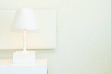 Yatak odasının iç tarafında lamba süslemesi.