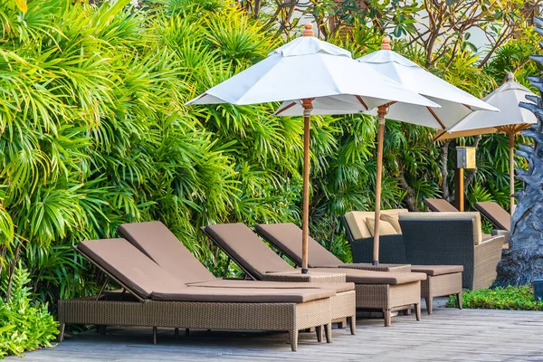 Deštník Židle Kolem Venkovního Bazénu Hotelovém Resortu Pro Cestovní Dovolenou — Stock fotografie