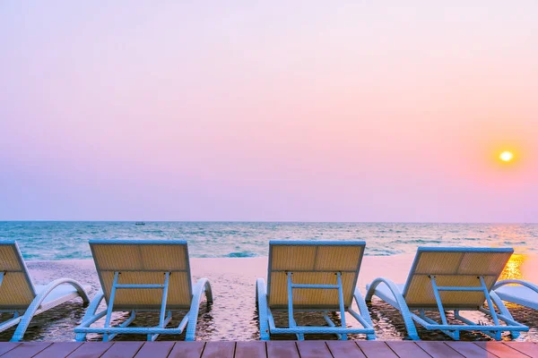 Lege Stoel Rond Buitenzwembad Hotel Resort Bij Zonsondergang Zonsopgang Tijd — Stockfoto