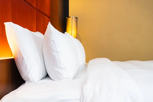 Белая Подушка Одеяло Кровати Легким Убранством Спальни — стоковое фото