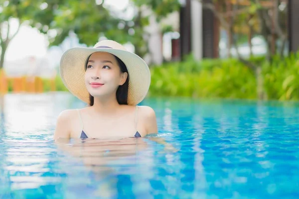 아름다운 여성이 휴가를 즐기기 리조트 수영장에서 미소짓는 즐긴다 — 스톡 사진