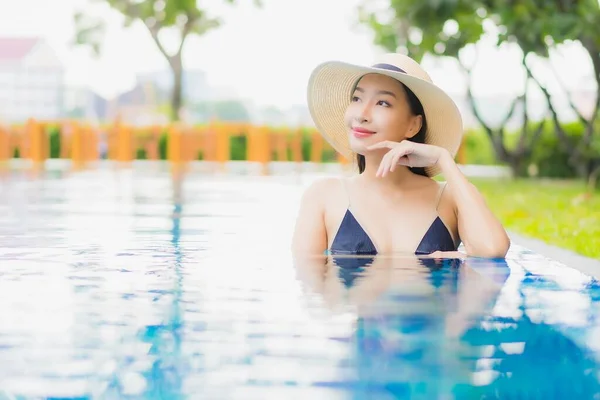 Portrait Belle Jeune Femme Asiatique Détendre Profiter Sourire Autour Piscine — Photo