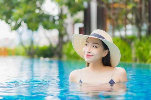 Retrato Bonito Jovem Asiático Mulher Relaxar Desfrutar Sorriso Redor Piscina — Fotografia de Stock