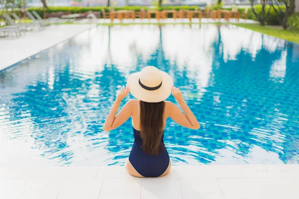 Retrato Hermosa Mujer Asiática Joven Relajarse Sonrisa Alrededor Piscina Aire — Foto de Stock