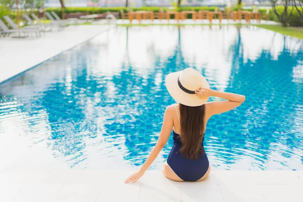 Retrato Bonito Jovem Asiático Mulher Relaxar Sorriso Redor Piscina Livre — Fotografia de Stock