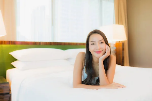 Retrato Hermosa Joven Asiática Mujer Relajarse Sonrisa Cama Interior Del —  Fotos de Stock