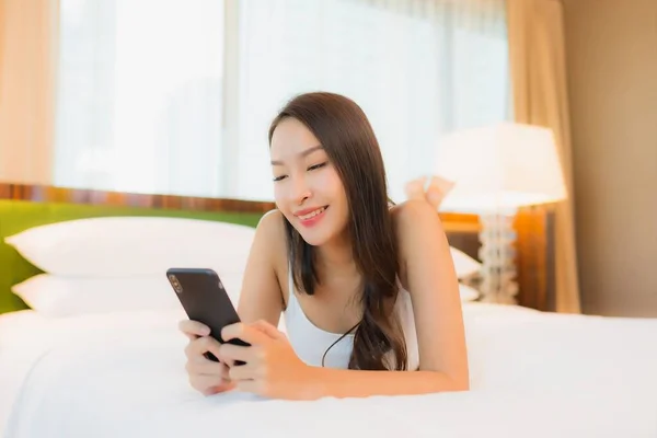 Portret Mooie Jonge Aziatische Vrouw Gebruik Slimme Mobiele Telefoon Bed — Stockfoto