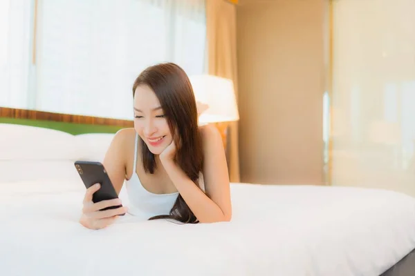 Retrato Hermosa Joven Mujer Asiática Uso Inteligente Teléfono Móvil Cama — Foto de Stock