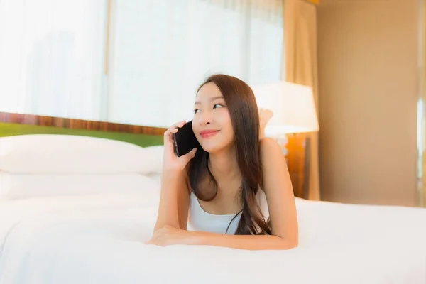 Retrato Hermosa Joven Mujer Asiática Uso Inteligente Teléfono Móvil Cama — Foto de Stock