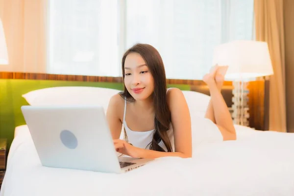 Retrato Hermosa Joven Mujer Asiática Uso Ordenador Portátil Cama Interior — Foto de Stock