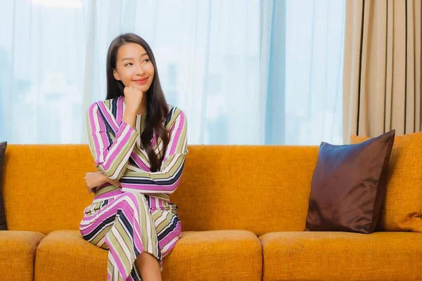 Retrato Bonito Jovem Asiático Mulher Relaxar Sofá Sala Estar Interior — Fotografia de Stock