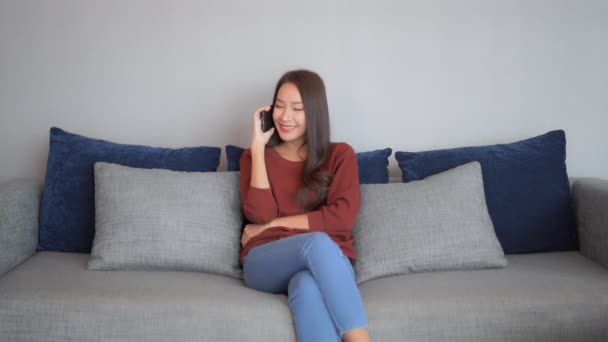 Güzel Asyalı Bir Kadının Evde Telefonla Konuşmasının Görüntüleri — Stok video
