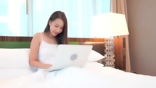 Imagens Bela Jovem Mulher Asiática Trabalhando Com Laptop Casa — Vídeo de Stock